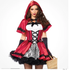 Halloweendräckt  - Rödluvan dräckt, perfekt till Halloween! Storlek S/M, använd en gång, i mycket bra skick! Köpt på partykungen för 599. 