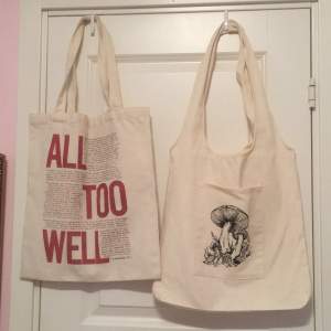 Tygpåsar i bra skick!🥰 Ena med Taylor Swifts låt ”All too well” motiv och den andra med svampar (cottagecore) motiv. Båda för 30 kr! En för 20!