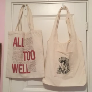 Tygpåsar - Tygpåsar i bra skick!🥰 Ena med Taylor Swifts låt ”All too well” motiv och den andra med svampar (cottagecore) motiv. Båda för 30 kr! En för 20!