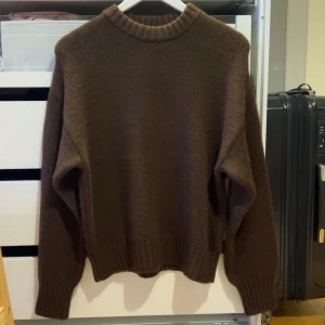 Stickad tröja  - Stickad tröja som inte längre säljs hos NA-KD, använd en gång! Ordinarie pris 399kr, säljer för 200kr