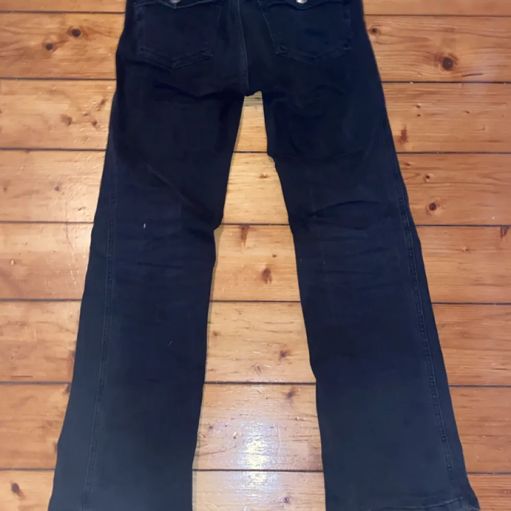 svarta bootcut jeans i storlek S och short i längden. Jeans & Byxor.