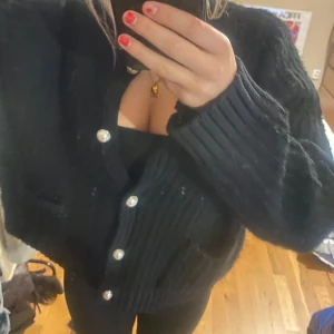 Stickad kofta - Snygg stickad cardigan från Kappahl. Känns mer som en cardigan/tunn vårjacka då den är i xl (köpt som lite Oversized). Inga defekter knappt använd!🤍