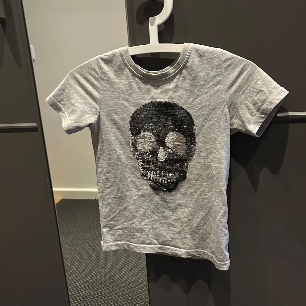 En fin gammal Zadig liknande t-shirt från hm. Fint skick förutom det lilla lilla hålet på bild nummer 4❤️. T-shirts.