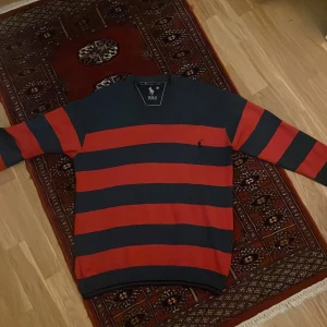 Polo tröja  - Säljer denna polo tröja i väldigt fint skick.  Inga hål eller lösa trådar. 