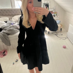 Klänning  - Säljer min fina klänning från zara🖤🖤