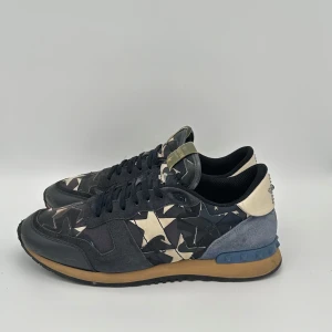 Valentino Rockrunners - Säljer nu dessa Rockrunners  i storlek 44,5. De är i okej skick, lite slitna men  har mycket kvar att ge.  Skriv om ni har några frågor. 🙏🏼🙌🏼  ❗️❗️INGA BYTEN!!!! ❗️❗️