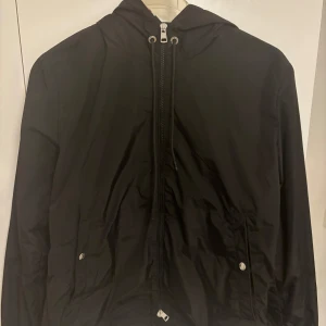 Moncler Windbraker i storlek 1 passar S och XS  - Är i väldigt bra skick använd ett få tal gånger