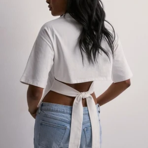 tshirt - säljer denna snygga tshirten med öppen rygg från nelly i jättebra skick!