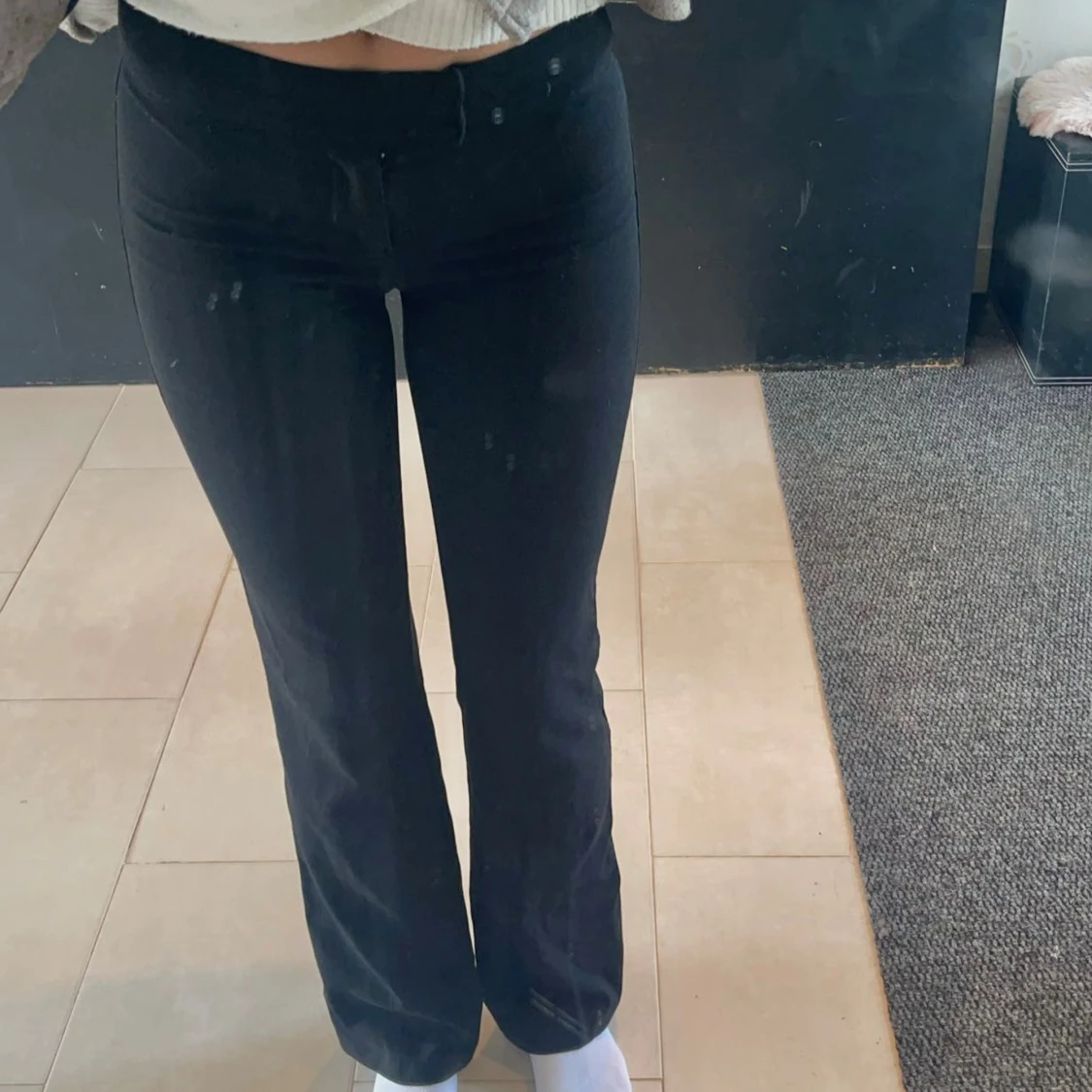 Svarta kostymbyxor, Nelly