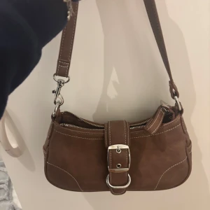 Väska  - Slutsåld väska från BikBok i toppskick! Perfekt till hösten 🍂💛 Skriv vid frågor 