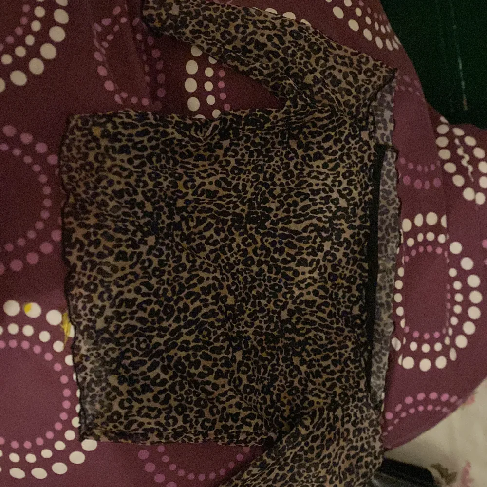 Bra skick . En leopard print topp. Väldigt fin . Kort och har mellan korta armar . Använt några gånger ☺️ storlek är ”M” men lutar sig mot ”s”. Toppar.