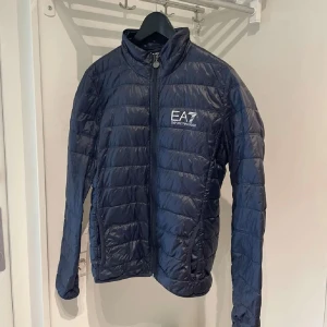 Ea7 jacka  - Hej,  jag säljer en använd jacka som jag inte använder längre. 