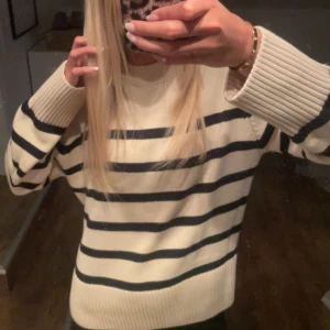 stickad tröja - säljer nu den här fina tröjan från Gina i storlek S 😊 använd fåtal gånger så jättebra skick!