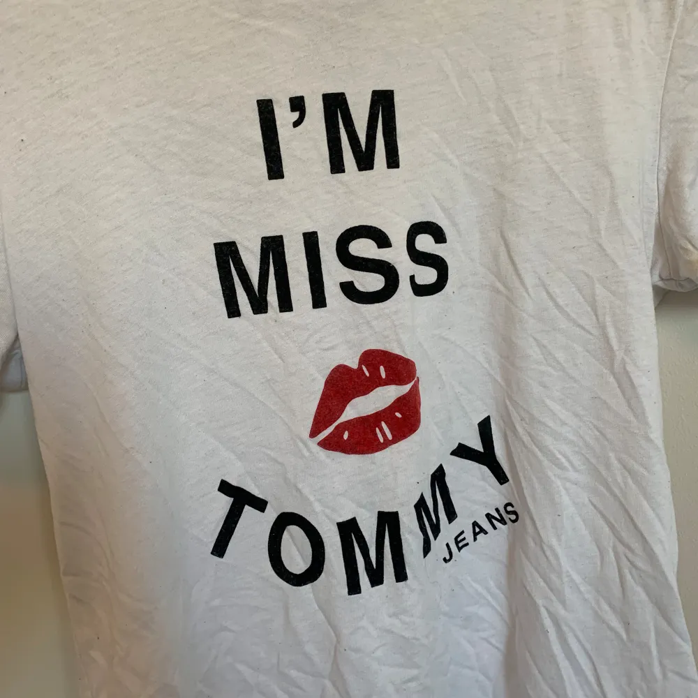 Cool Tommy Hilfiger t-shirt i bra skick 🥰 självklart äkta! . T-shirts.