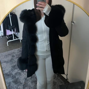 Vinterjacka från ssshop - Vinterjacka från ssshop storlek M men sitter som S. Nypris 3999kr. Äkta päls, all päls är avtagninsbar. Värmer jätte bra.  Pälsen precis vid midjan fram har slitit så den är inte lika fluffig som resten, men annars är den fint skick.