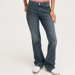 Lågmidjade bootcutjeans  - Knappt använda jeans från Monki i modellen ”Wakumi”. Storlek 25❕Nypris 499kr. Köparen står för frakt!