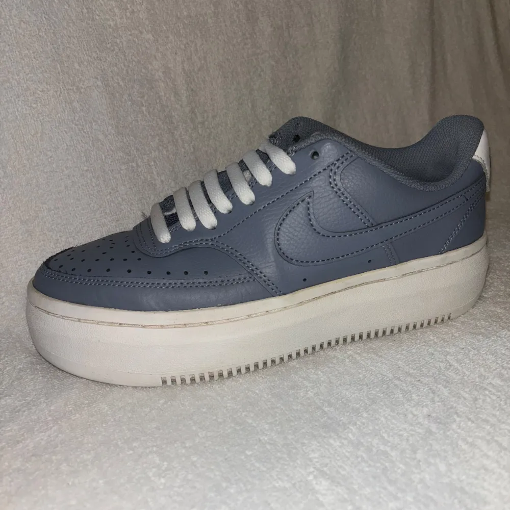 Blåa Nike Air Force i fantastiskt skick, inga skador eller skavanker Storlek EU 40, 25,5 cm Hör av er vid fler frågor eller funderingar. Skor.