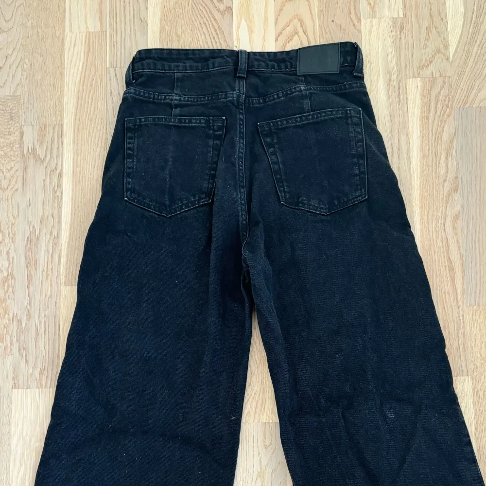 Svarta jeans från Weekday i modellen Ace. Högmidjade och loose passform i benen. Helt oanvända. Silverdetaljer😇🌟 Passar mig som är 162 i längd och normalt har storlek 34/36 byxor.. Jeans & Byxor.