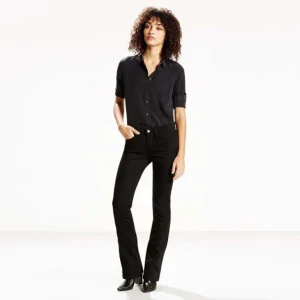 Levis 715 bootcut storlek 27/32 - Knappt använda Levis, i absoluta nyskick. Låg midja. Nypris 999kr, pris kan diskuteras🖤