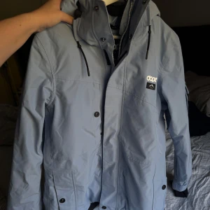 Skid/snowboard jacka  - Superfin ljus blå skid eller snowboard jacka från Dope! Endast använd 1 gång så väldigt bra skick! Säljes då jag har köpt ny☺️ Nypris 1,999kr