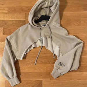 zara hoodie  - Crop top hoodie från zara. Aldrig använd, drog av prislappen för tidigt. Storlek S. 