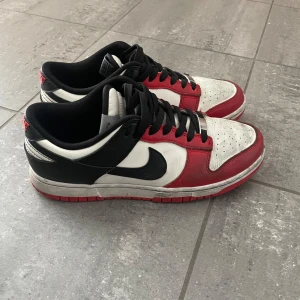 Nike dunk low - Säljer mina dunks för dom kommer inte så mycket till användning. Dom är i fint skick.