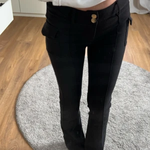 Cargopants/kostymbyxor - Köpta från shein, Lite stora på mig. Ganska stretchiga, jag är 163 och dom är parfekta i längden. Nypris 249kr 😊