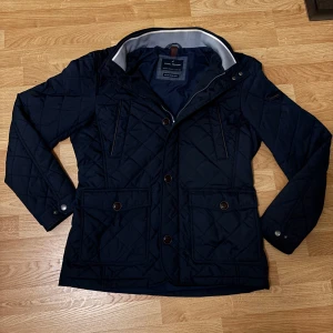 Quiltad jacka - Säljer denna snygga Daniel hechter jackan i storlek L men passar även M. Den är i otroligt bra skick och ser riktigt bra ut.