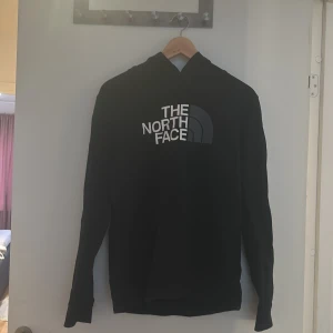 North Face hoddie - En nästan oanvänd hoddie ba legat hemma 