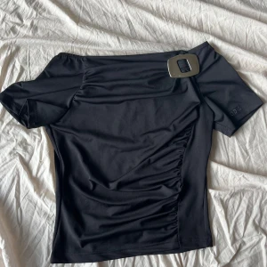 Vintage topp - Så himla snygg italiensk vintage topp. Står att den är storlek L men skulle säga att den mer är som en S/M. Stretchig och i super skick bordet från lite skrap på silver detaljen (se bild)❤️