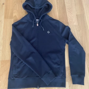 Morris berkley zip hoodie - Storlek M i färgen old blue.  Hoodien är näst intill aldrig använd. Tveka inte på att höra av er om frågor! 
