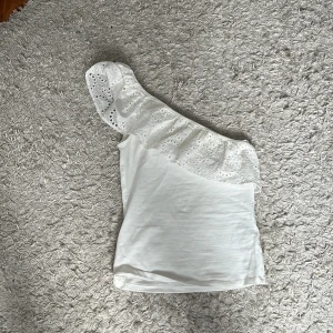 Topp - Säljer en vit off shoulder tröja från lindex. Aldrig använd! Endast testad! Inga defekter! Nypris är 250kr 
