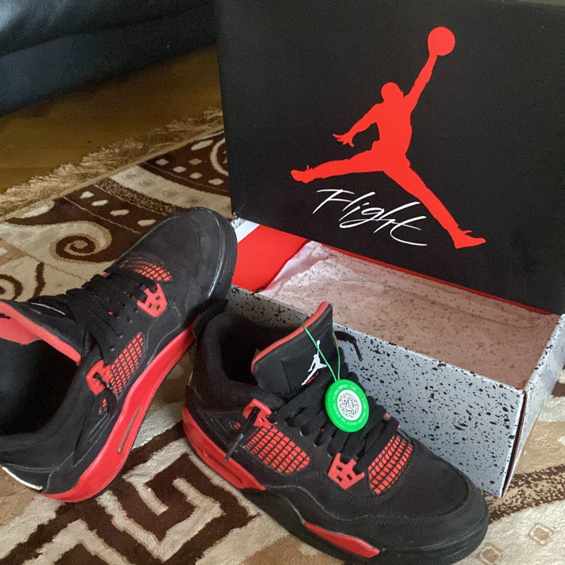 Säljer Jordens 4 de kommer med box och allting med taggen från StockX