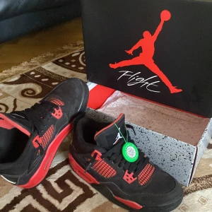 Säljer Jordens 4 de kommer med box och allting med taggen från StockX - Jordens 4 röd svarta 