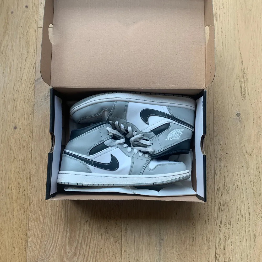 Ett par Jordan 1’s som används mycket sparsamt. Självklart är skorna äkta och verifierade av Hypeboost. Förutom skorna ingår även lådan och creaseskydd. Nypris ligger på 3000kr.. Skor.