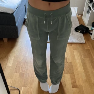 Säljer gröna juicy couture byxor - Säljer de för att de inte kommer till användning längre. Jag har sytt upp de förut men tagit ner de och nu är de lite slitna nere vid fötterna men det är inget som syns när man har på sig de. Bra kvalitet och passar perfekt på mig som är 162 cm lång