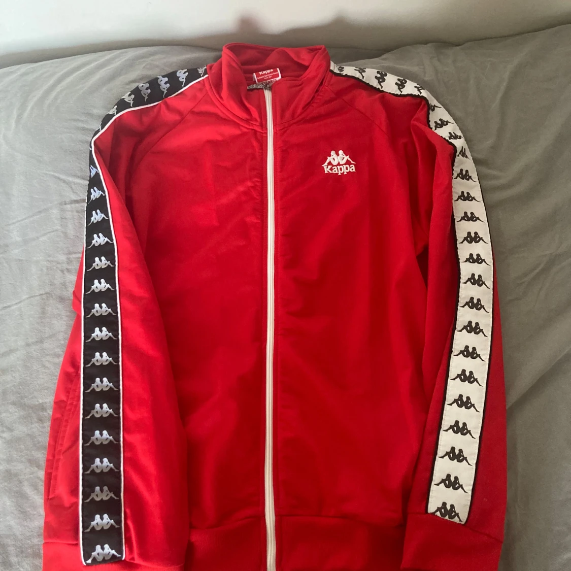 Röd träningsjacka från Kappa