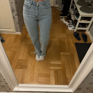 Blåa jeans med slits - Bra skick även fast dom är mycket använda