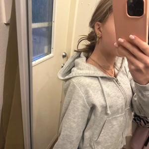 Sip upp hoodie - En super fin sip up Hoodie, säljer då den inte kommer till användning. Den har en liten sminkfläck därför säljer jag den lite billigare. Nypris 470kr