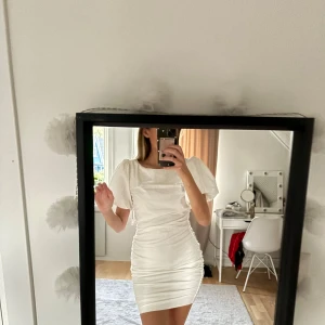 Studentklänning - Säljer min extra studentklänning som jag inte har använt. Den är köpt från Nelly för 500kr, nypris 400. Pris kan diskuteras. Storlek 34.