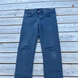 Säljer ett par snygga jeans från j.lindeberg. Skick 9/10. Storlek 29/32