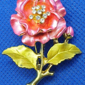 Brosch - Vacker ros i rosa - Den här vackra broschen i form av en blomma ( ros ) i rosa är ca 4.5 × 3.5 cm.