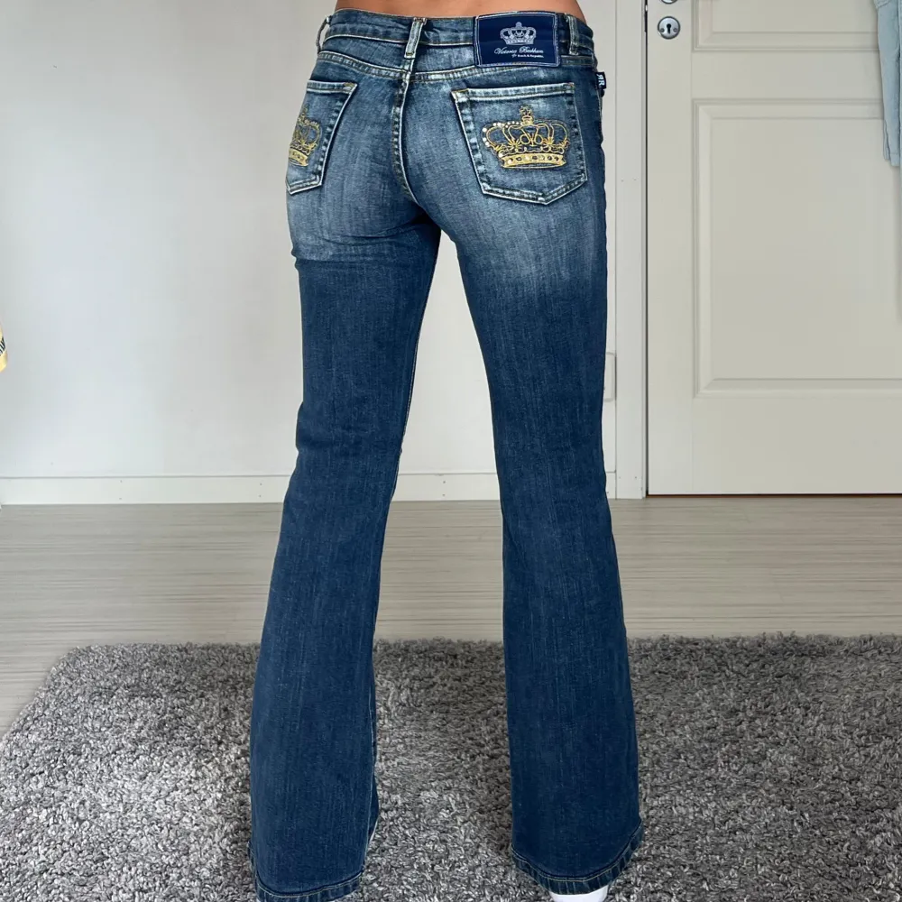 Midjemått: 37cm rakt över, innerbenslängd: 75cm 💕. Jeans & Byxor.