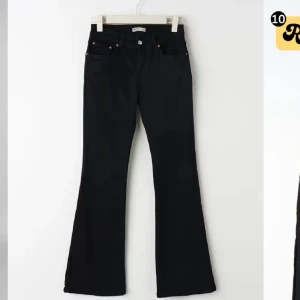 Svarta bootcut jeans - Säljer ett par snygga svarta bootcut jeans. De har en klassisk femficksdesign med knappar och dragkedja framtill. Perfekta för både vardag och fest! LOW WASTe