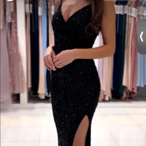 Dressroom svart klänning  - Använd en gång på min bal. Köpt från Dressroom   I butik. Köpt för 4990 säljer för 3500. Kontakta för mer info.