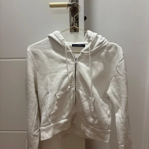 Brandy Melville hoodie  - En vit hoodie från Brandy Melville, står ingen storlek men är ganska liten. Är aldrig använd. 