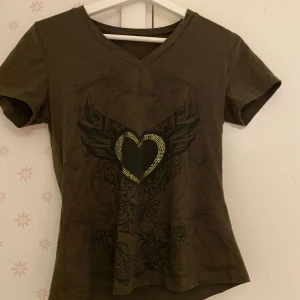 Grön tröja med detaljer  - Mörkgrön söt tröja med hjärta på