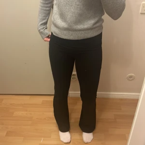 Yoga-pants - Säljer dessa superfina och sköna yoga pantsen, dom är ifrån Gina Tricot och passar så bra till vardag och lite mys🩷 Sitter bra i längden på mig som är 174cm lång! 