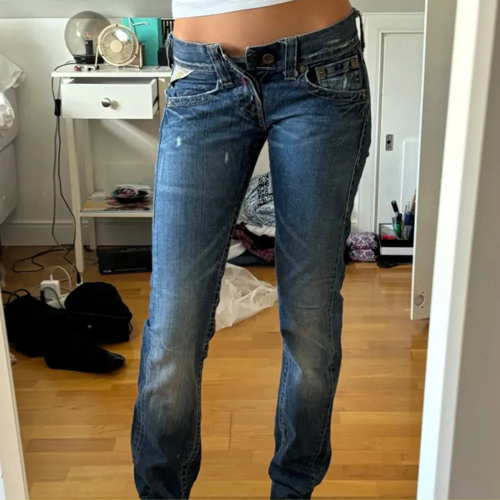 Lågmidjade bootcut jeans från replay som jag köpte här på Plick men som tyvärr inte passade mig🩷🩷. Jeans & Byxor.