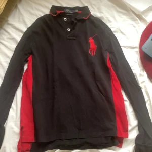 Ralph Lauren tröja - Jättefin långärmad, svart med röda detaljer, inte nyskick men värdigt fin, säljer då den inte kommer till användning☺️